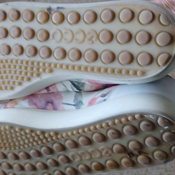 Ecco Soft Floral Leather lace up sneaker. Size 9 .pretty pink and cream floral. - Picture 9 of 11
